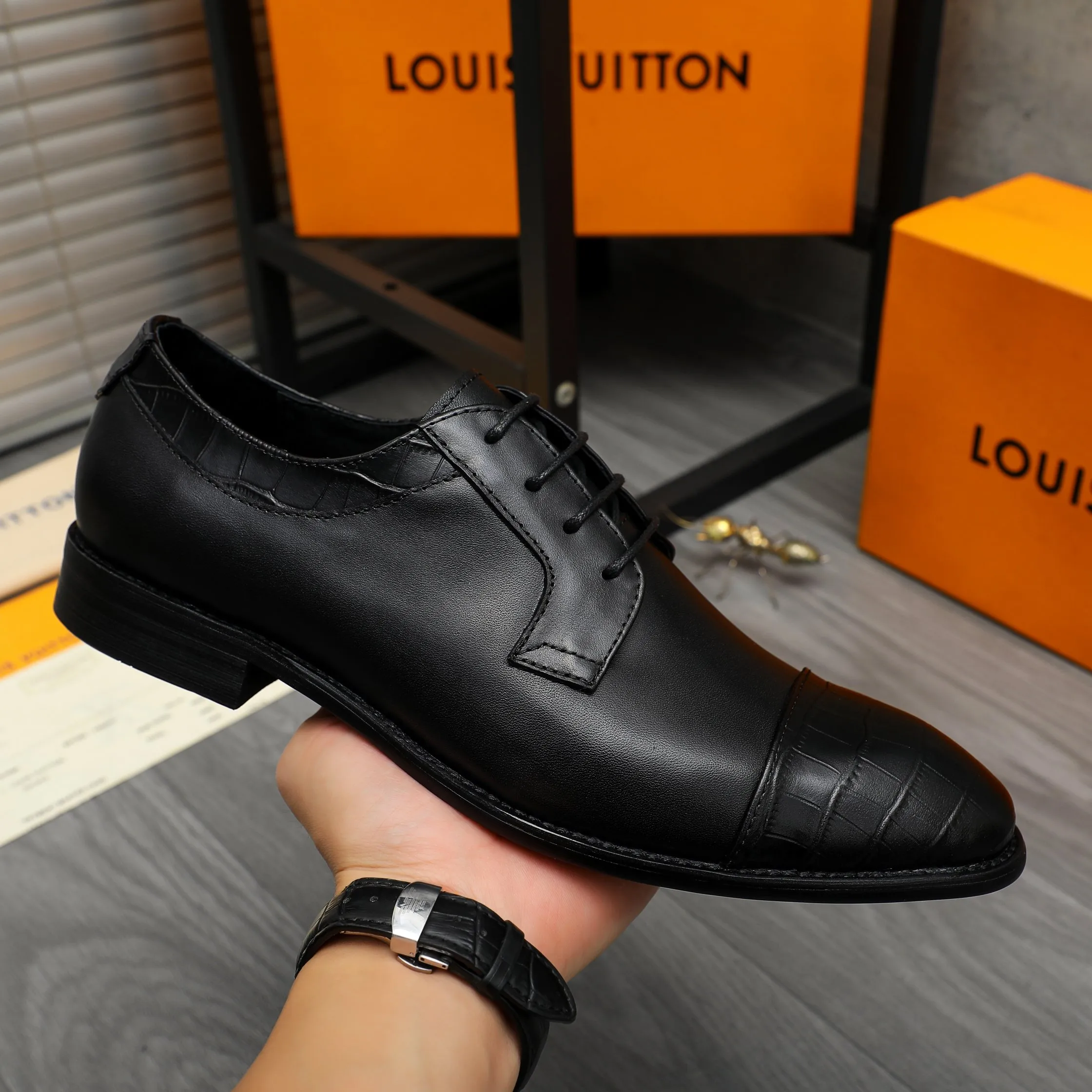 Men's shoes 💰p460 Product trademark: LV (Louis Vuitton) business lace-up leather shoes True size: 39-44 Product material: Selected high-quality cowhide stitched with stone pattern cowhide upper, cowhide lining, original rubber outsole